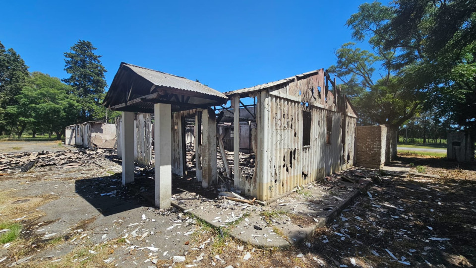 Son cinco los sospechosos de incendiar el destacamento de Bomberos y la estación de trenes en Río Tala