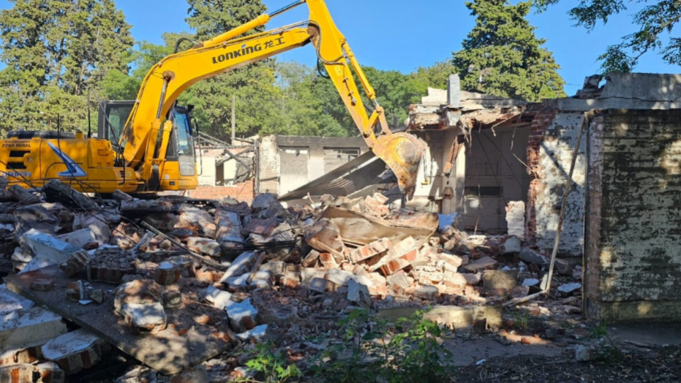 Rio Tala: Comenzó la remoción de escombros en donde Bomberos iba a tener su destacamento