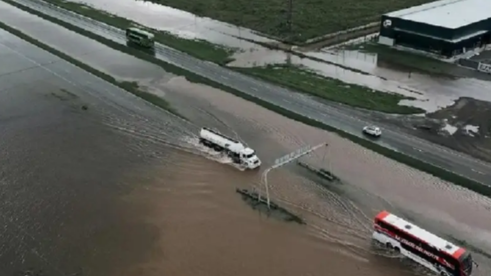 Temporal: Rutas cortadas y caos vehicular Temporal: Rutas cortadas y caos vehicular