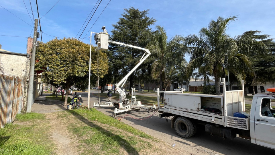 Recambio de luminarias LED y el mantenimiento de postes de alumbrado en accesos y avenidas Recambio de luminarias LED y el mantenimiento de postes de alumbrado en accesos y avenidas