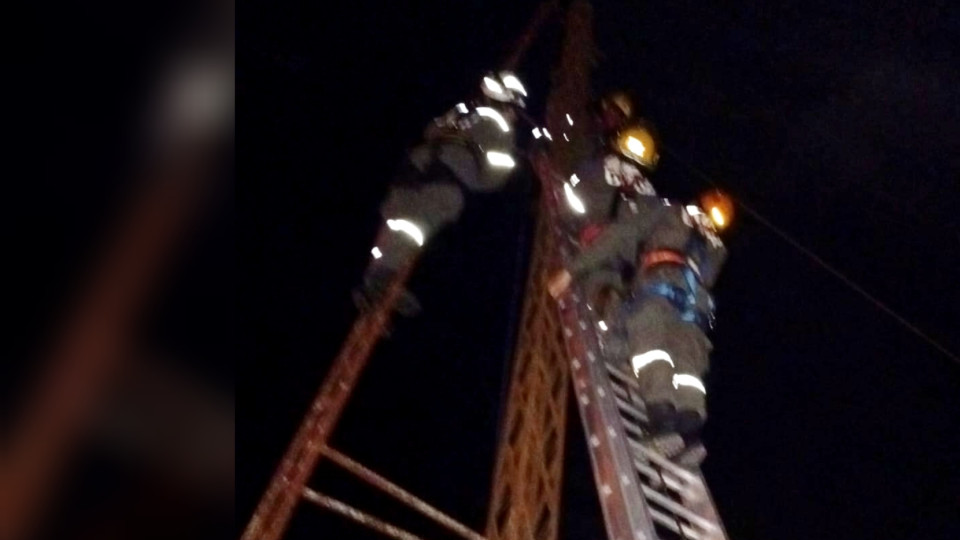 Rescatan a un menor que había subido a una torre del ferrocarril
