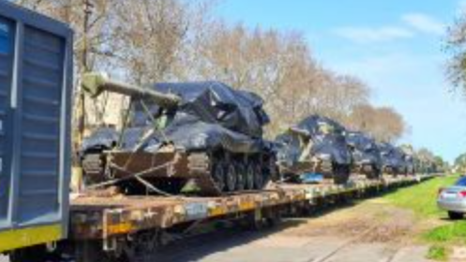 Doyle: Captan el paso de un tren militar con seis tanques de guerra y otros vehículos de combate Doyle: Captan el paso de un tren militar con seis tanques de guerra y otros vehículos de combate