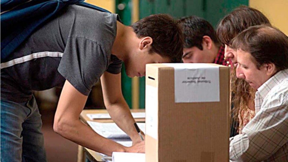 El primer voto Un compromiso de los más jóvenes El primer voto Un compromiso de los más jóvenes