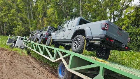 Camion-cargado-con-vehiculos-importados-cayo-a-una-zanja
